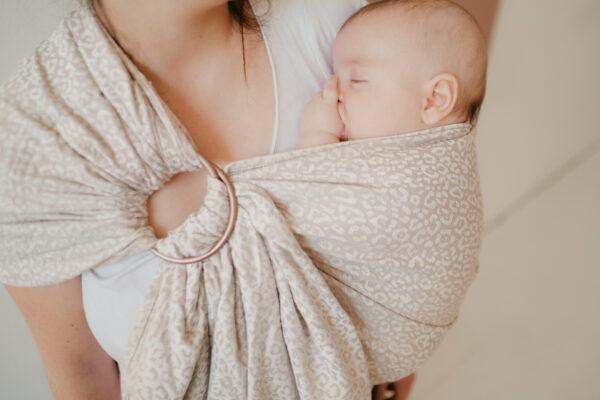 bébé dans un sling