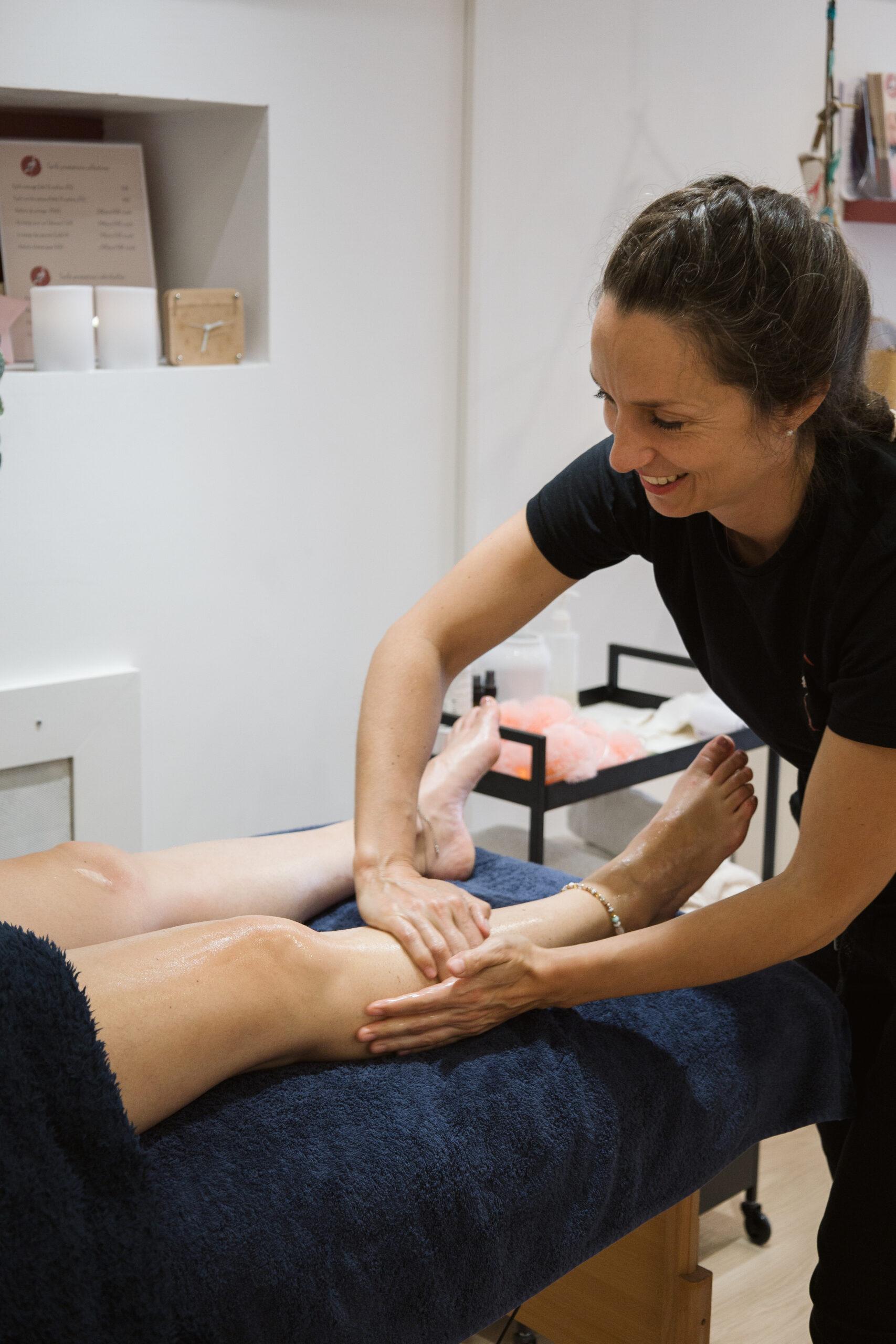 Flora BERNARD en train de faire un massage à une femme enceinte