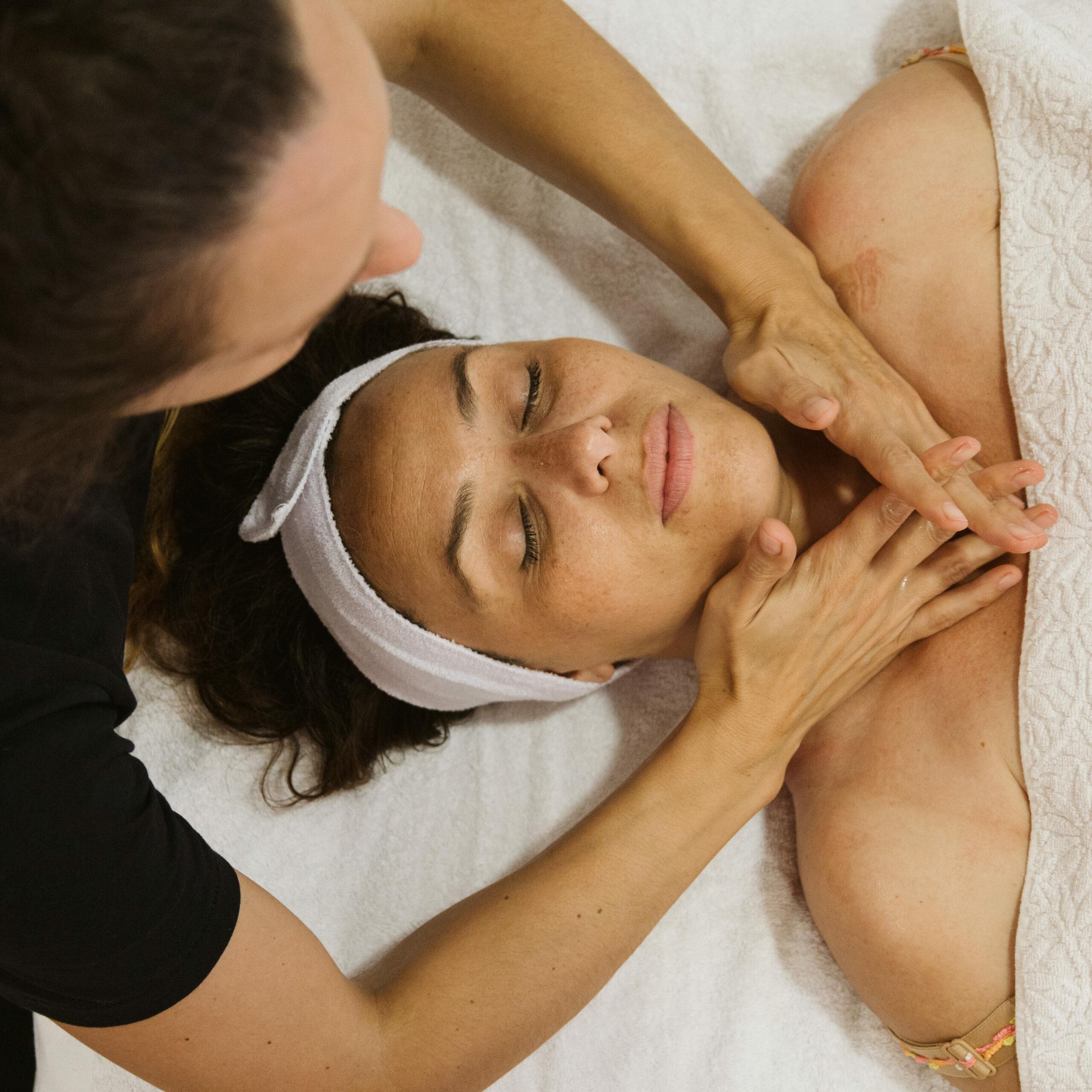 Flora BERNARD qui réalise un massage kobido, massage du visage à une femme