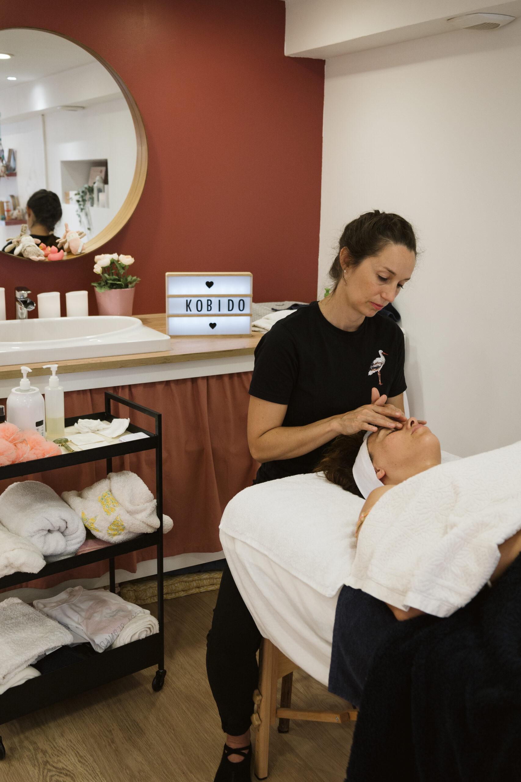 Vue générale de Flora BERNARD en train d efaire un Soin relaxation du visage Kobido renaissance Ⓡ