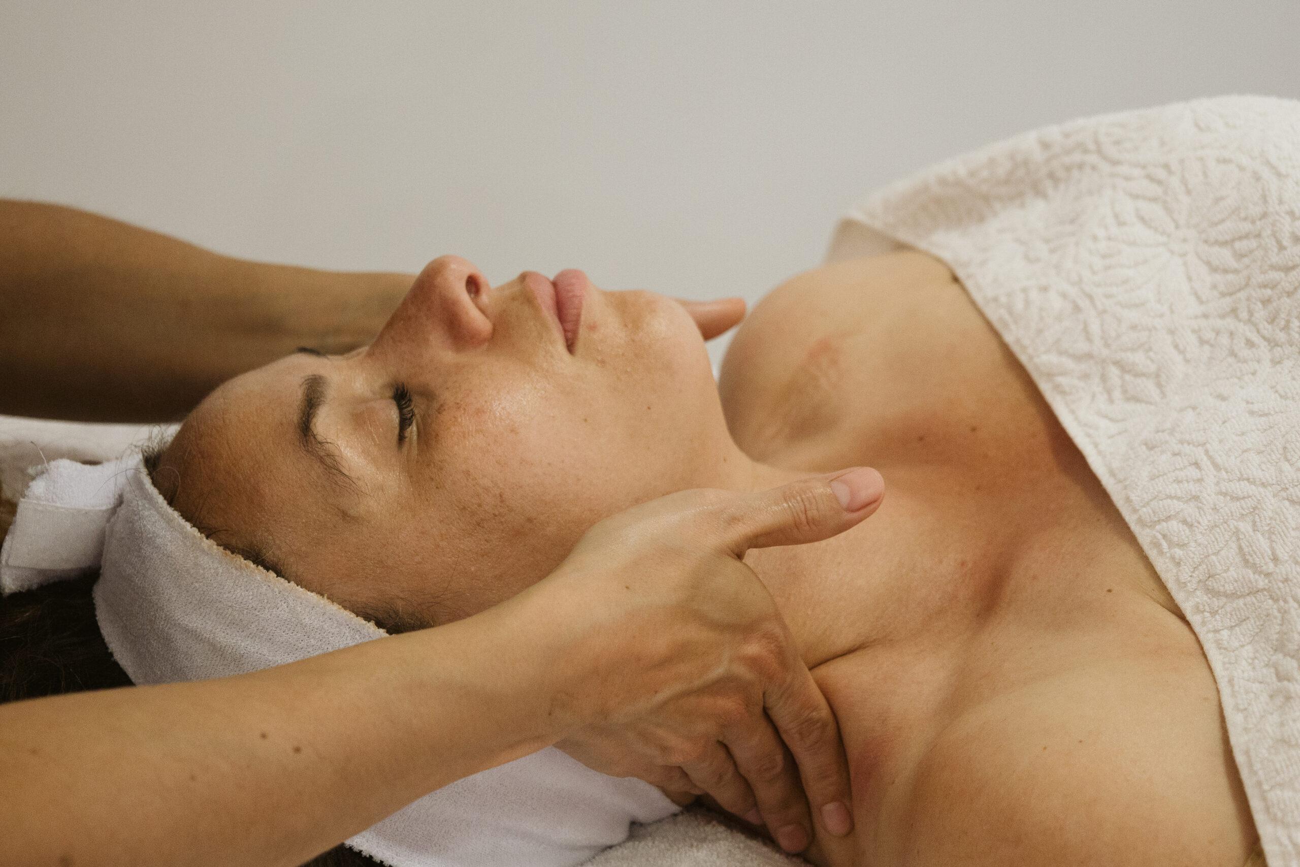 Femme recevant un Soin relaxation du visage kobido