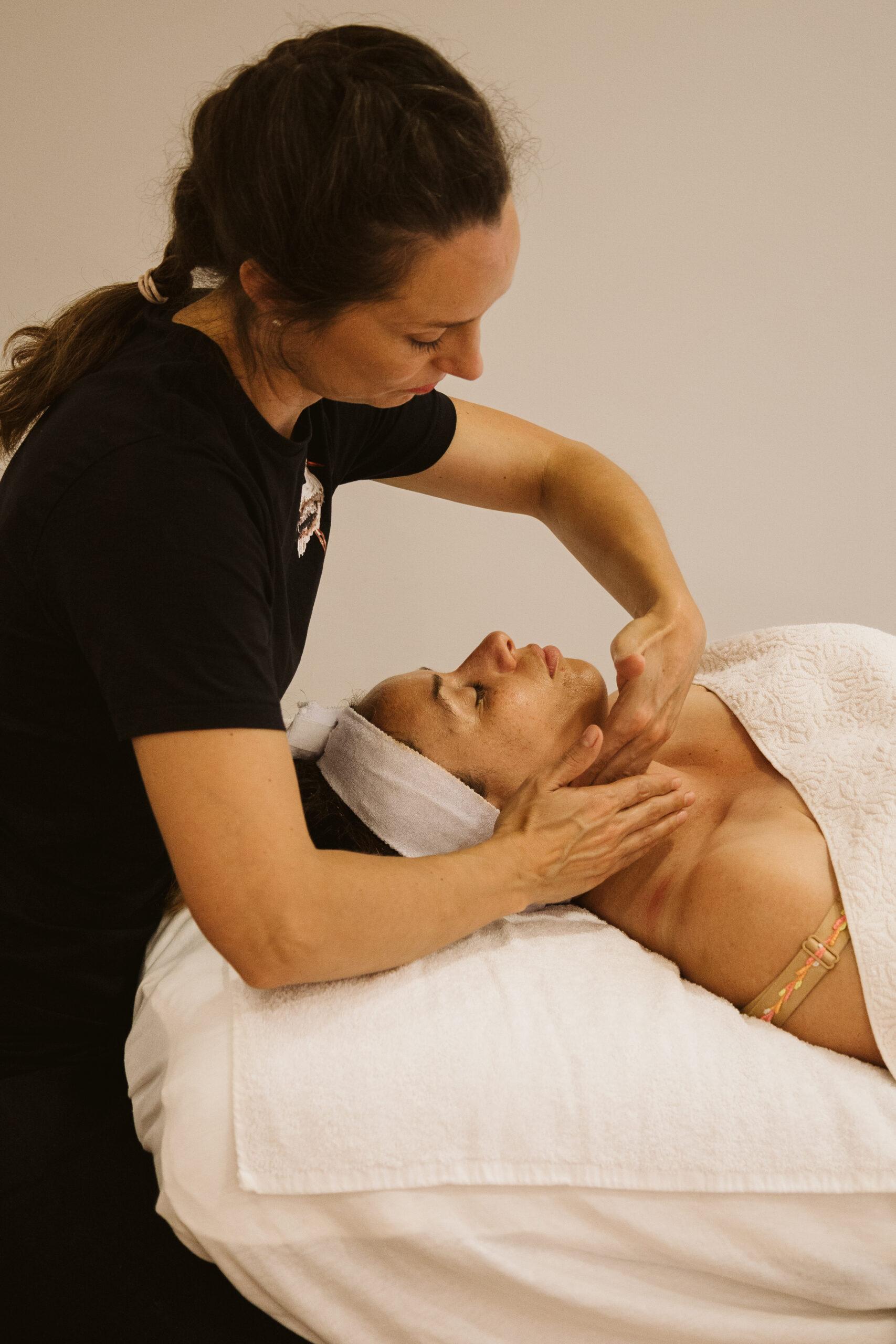 Détail de Flora BERNARD en train de faire un Soin relaxation du visage Kobido renaissance Ⓡ