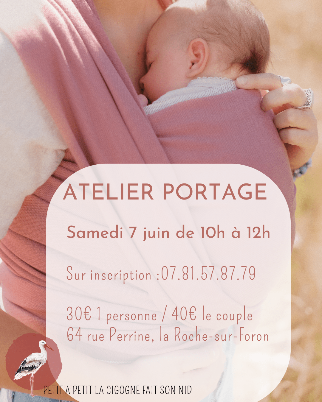 nouveau-né porté en écharpe tissée par sa maman